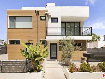 836 1/2 N McCadden Pl