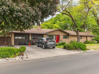 5905 N Astor St #325