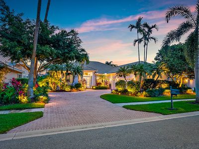 8933 Lakes Boulevard