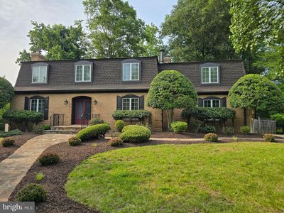 221 Surrey Circle Dr S