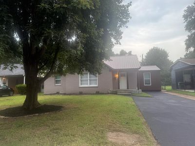 1012 W Pecan St