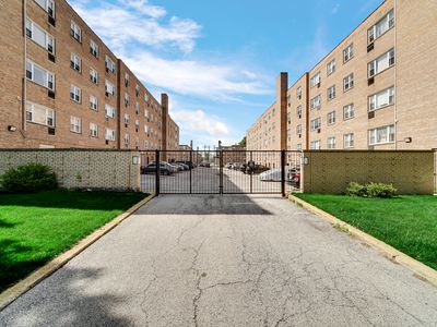 6160 N Damen Ave APT 209