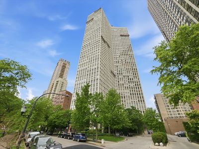 2626 N Lakeview Ave APT 3804