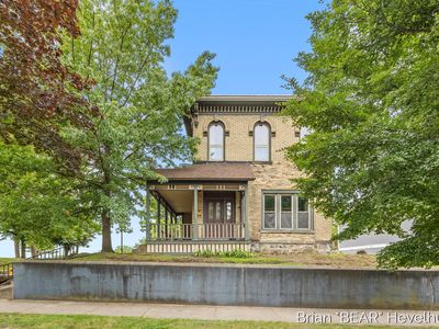 827 Fairview Ave NE