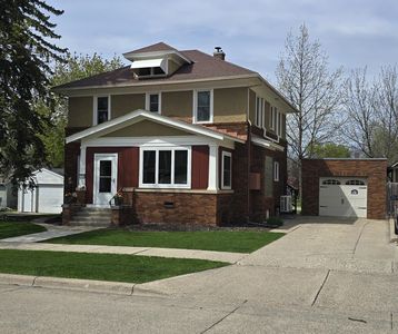 116 E School St