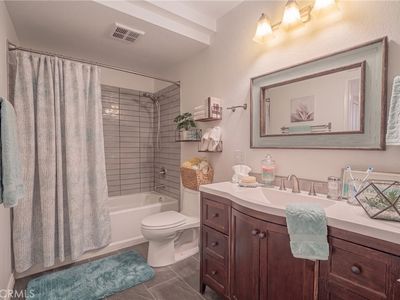 1342 E Hillcrest Dr Unit 17