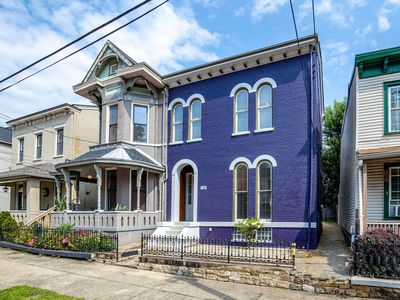 128 W 10th St