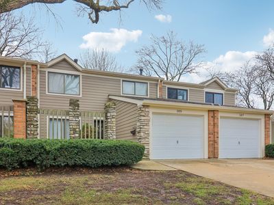 Property at 105 W Dover Dr, Mount Prospect, IL