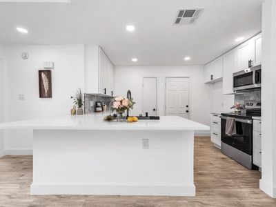 5323 King Richard Dr