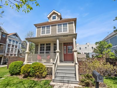 4520 W Larchmont Ave