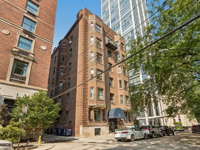 20 E Goethe St APT 206