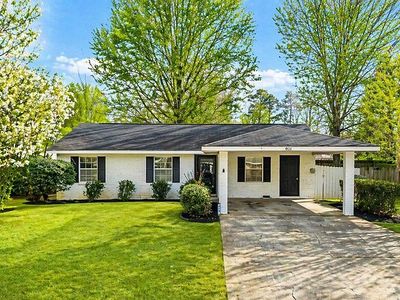 900 Hollins Rd