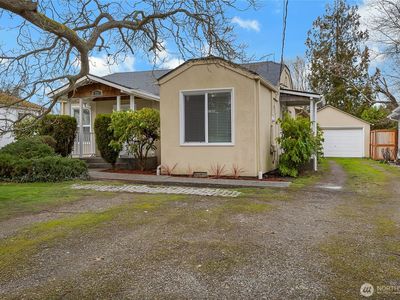 711 Le Lou Wa Place NE