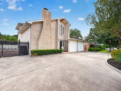 4823 Benning Dr