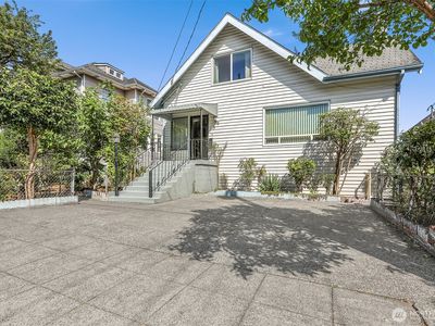 4022 Woodland Park Avenue N