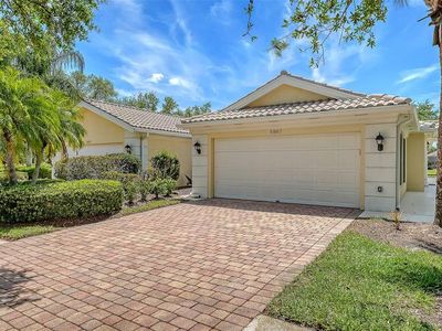 5867 Helicon Pl