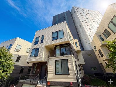 3200 Summer St #7