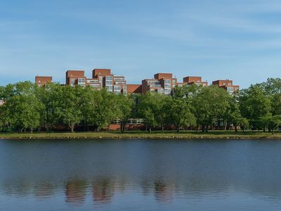 975 Memorial Dr #201/202