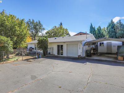 1147 Oak St W
