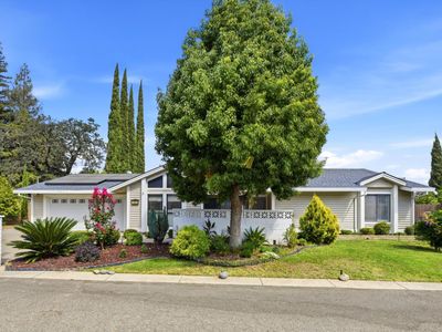 5905 Lucinda Ln