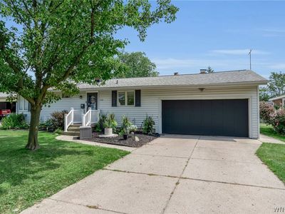 208 Royal Pkwy W