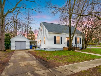 4 Cedar Ave S