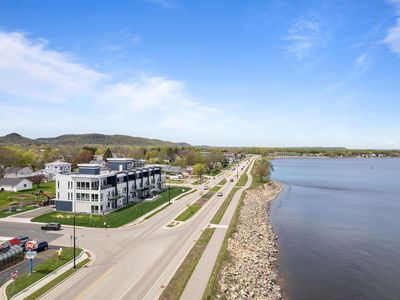 907 N Lakeshore Dr #303