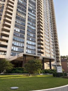 3930 N Pine Grove Ave APT 2902