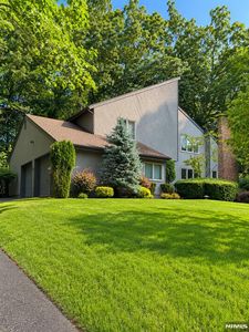 8 Bayard Ln