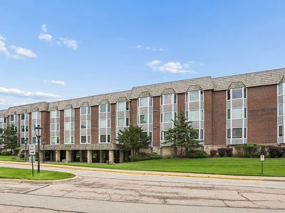 Property at 201 Thames Pkwy APT 3A, Park Ridge, IL