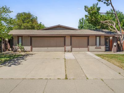 2734-2732 El Caprice Way