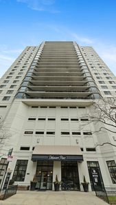 33 W Delaware Pl APT 18H