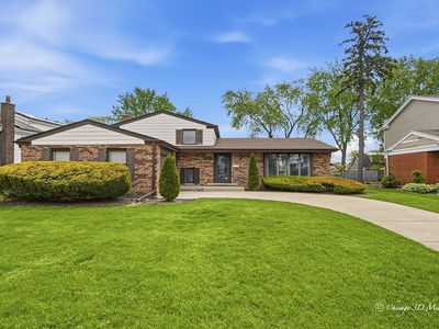 Property at 1527 S Chesterfield Dr, Arlington Heights, IL