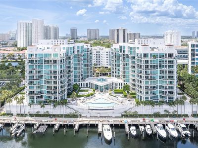 3131 NE 188th St APT 21216