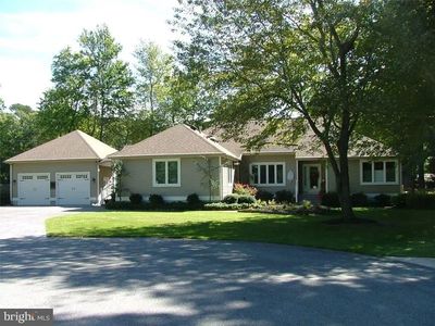 211 Woodlands Ct