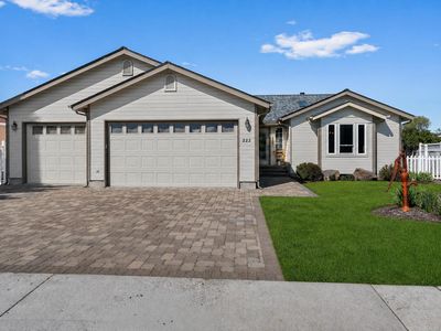 222 SW Meadow Lakes Dr