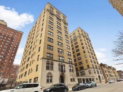 1755 E 55th St APT 305