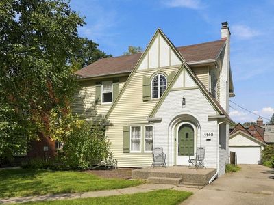 1142 W Foster Pkwy