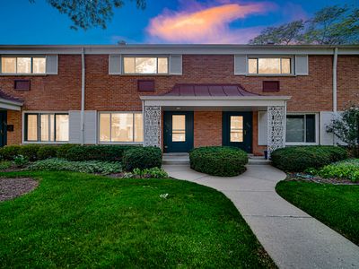 Property at 662 Carriage Hill Dr, Glenview, IL