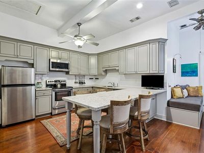 416 Burgundy St APT 3