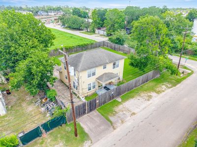 4233 Dupont St