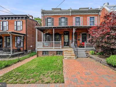 210 W 18th St