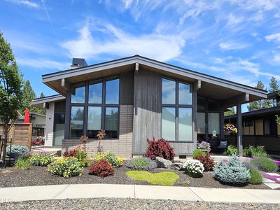 304 W Clearpine Dr