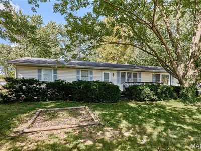 Property at 5 E Bibb Dr, Bowling Green, MO