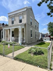 221 8th Ave
