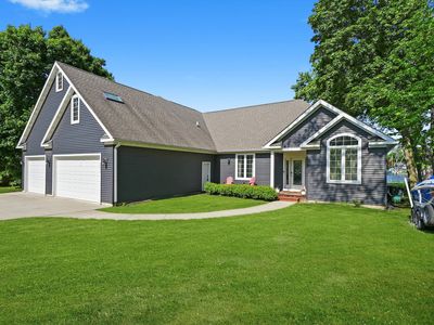 2215 N Woodlawn Park Ave