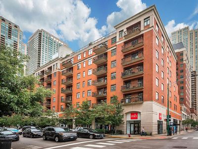 33 W Huron St APT 809