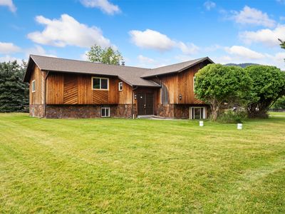 3700 Rattlesnake Dr