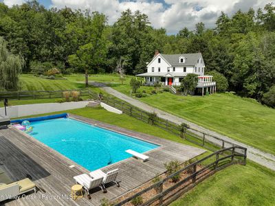 39 Deep Hollow Hill Road