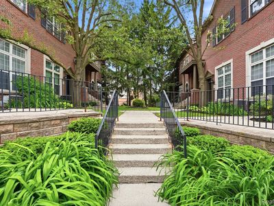 37 W Village Ln